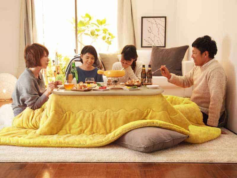 طاولة كوتاتسو (炬燵) العريقة من أجل جمع شمل العائلة في ليالي الشتاء الباردة